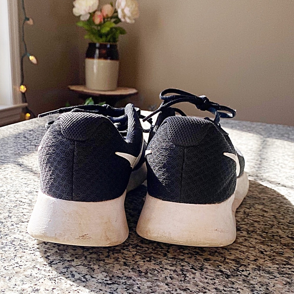 ♥️💖 Nike Women’s D16257-004 Black & White Lightweight Sneakers Size 9 - Picture 6 of 8